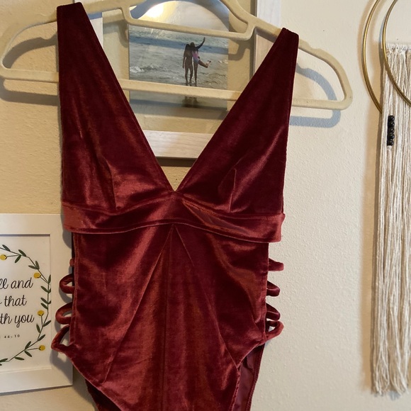 Forever21 CUTEST velvet bodysuit. Sooo flattering. - Picture 2 of 4